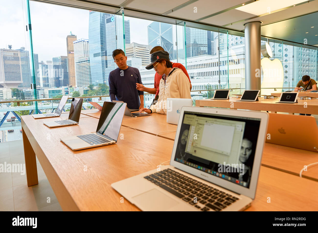 HONG KONG - circa 2016 SEPTEMBRE : à l'intérieur de l'Apple store. Apple Store est une chaîne de magasins de détail détenue et exploitée par Apple Inc., traitant de compu Banque D'Images