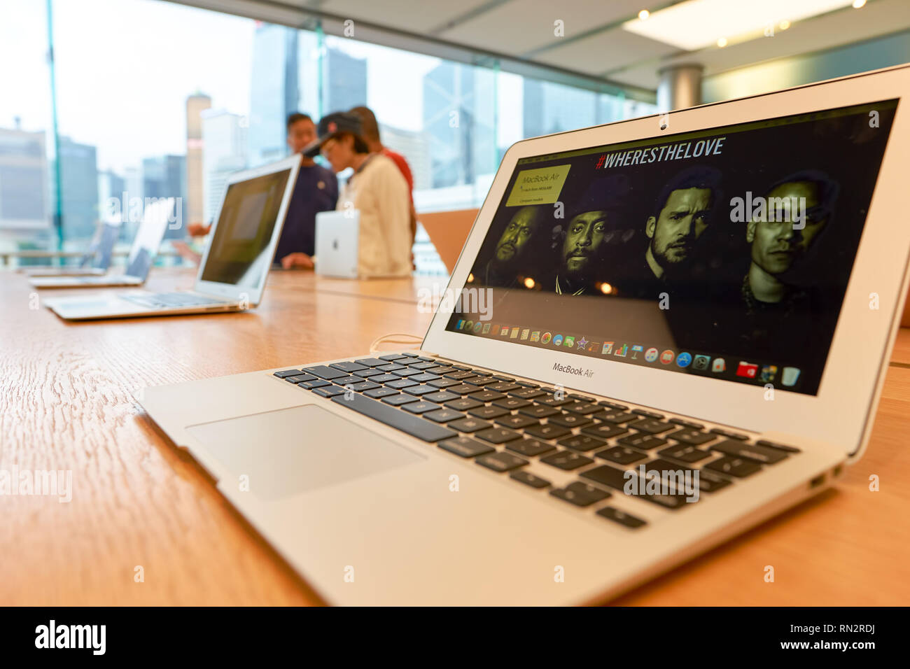 HONG KONG - circa 2016 SEPTEMBRE : à l'intérieur de l'Apple store. Apple Store est une chaîne de magasins de détail détenue et exploitée par Apple Inc., traitant de compu Banque D'Images