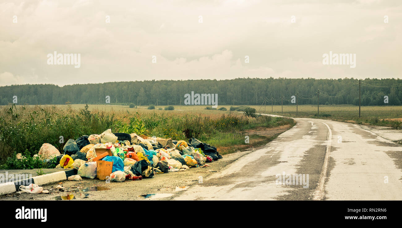 Vidage de la corbeille on rural road Banque D'Images