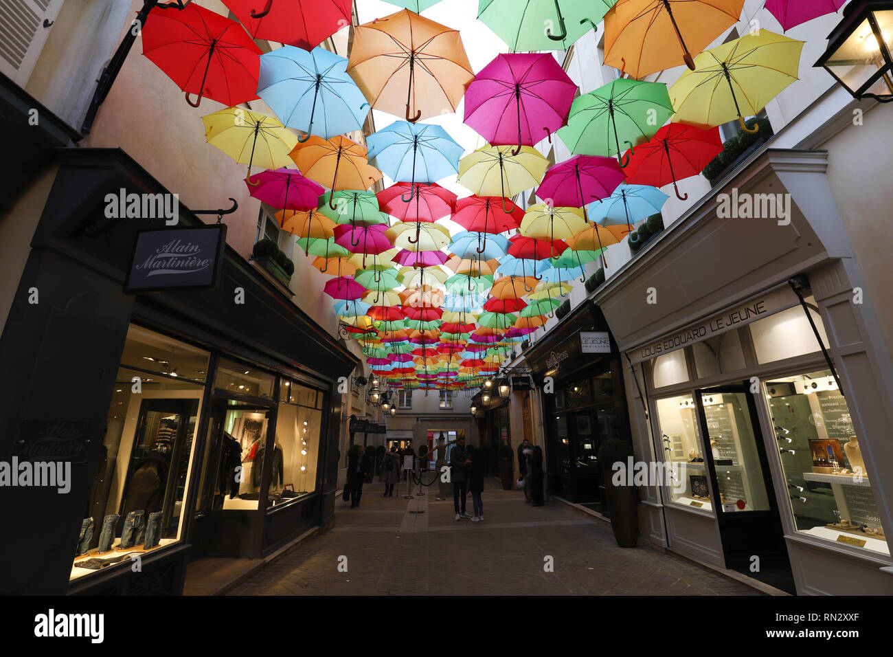 Avis de Royal Village décoré avec des parasols. Il est situé près de Madeleine dans 8ème arrondissement. Paris. La France. Banque D'Images