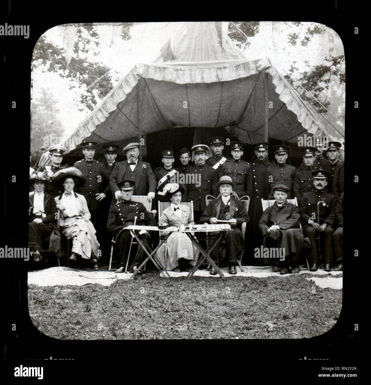 Catholic Boys Brigade c1910/1915. Diapositive sur verre - "remise des prix - Gen L O'Connor et Mme Pauling'. Banque D'Images