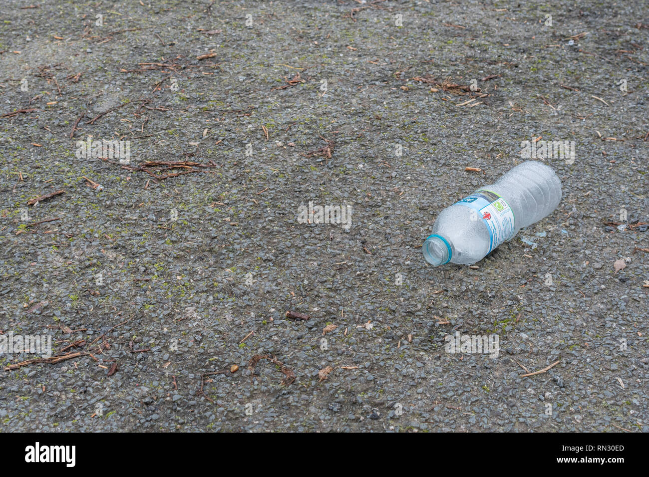 Bouteille en plastique vide - l'emballage des aliments jetés dans la campagne. Banque D'Images