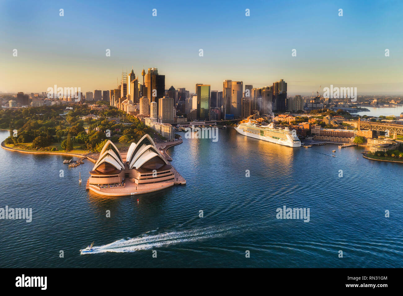 Monuments de la ville de Sydney CBD sur les rives du port de Sydney autour de Circular Quay dans de doux matin soleil vue aérienne élevée vers l'eau. Banque D'Images