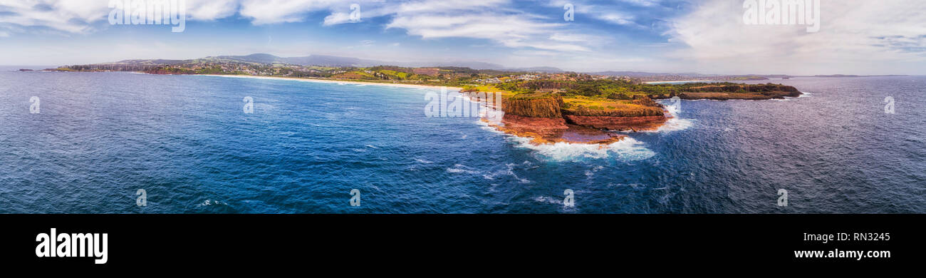 Paysage de la côte élevée en Australie le long de l'océan Pacifique autour de Kiama Carrière Bombo avec pinacles balast hexagonale - large panorama vu de l'ouverture Banque D'Images