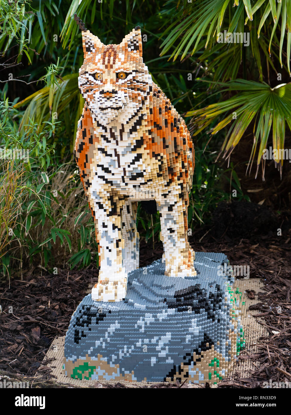 Modèle Lynx, l'un des grands félins Lego lifesize au Zoo de Chester Banque D'Images