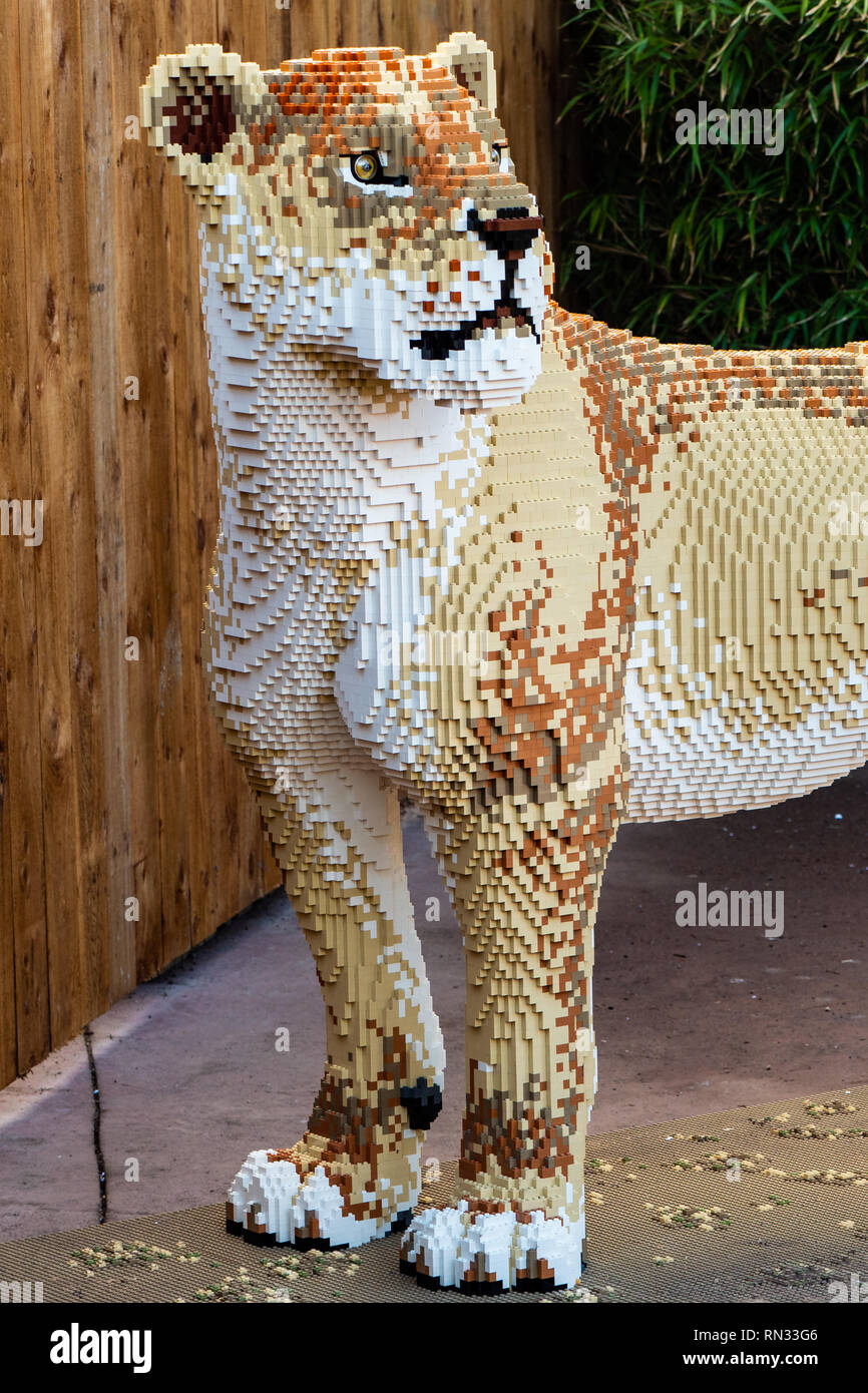 Modèle de lionne, un des grands félins Lego lifesize au Zoo de Chester Banque D'Images