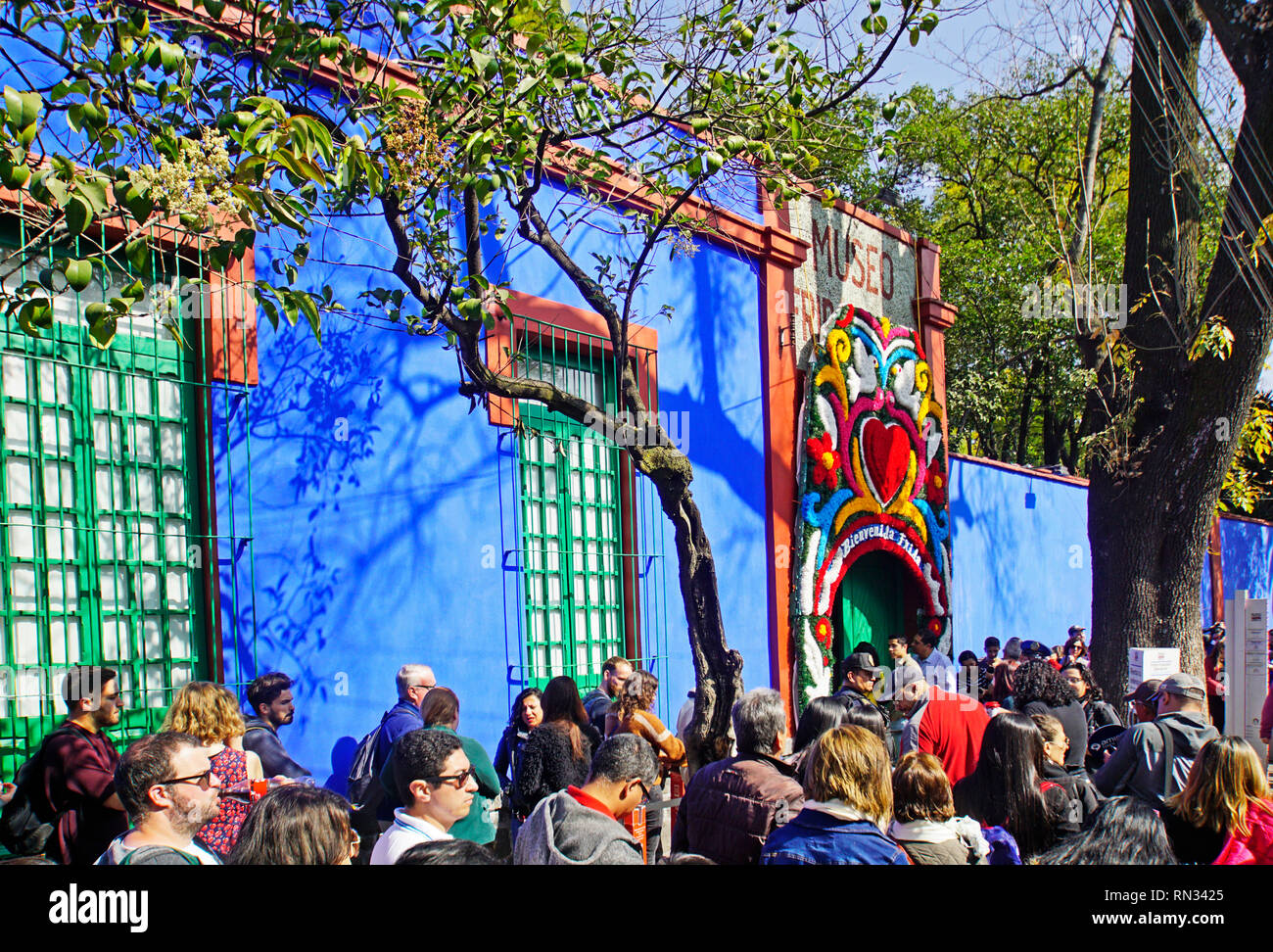 Foule attendant d'entrer dans le Musée Frida Kahlo, Casa de Azul (Blue House), dans la ville de Mexico. Banque D'Images