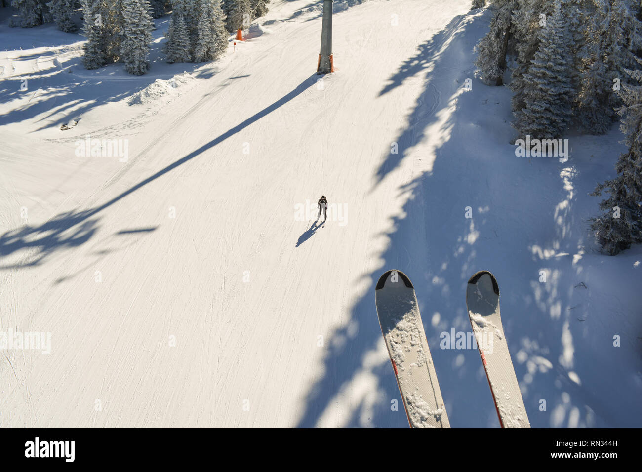 Pente de ski d'en haut, vue de remontées mécaniques Banque D'Images