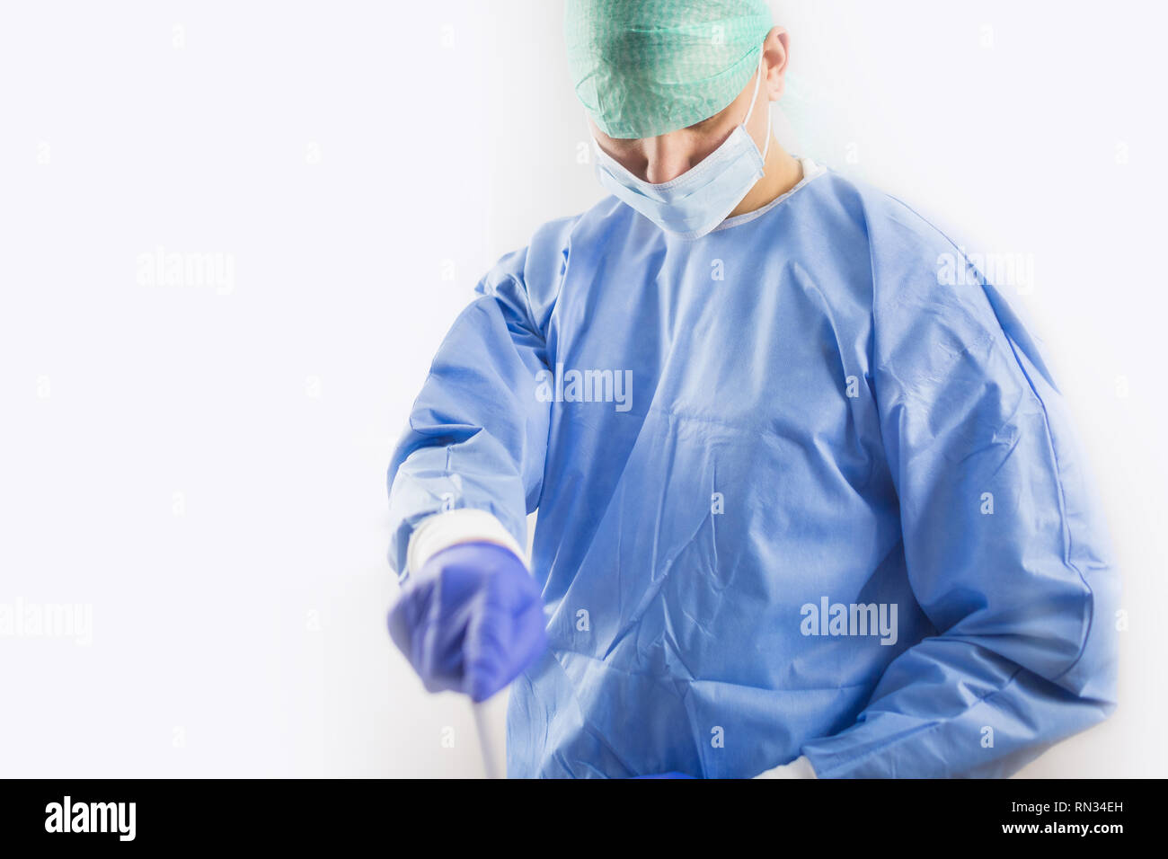 Médecin Chirurgien dans gants stériles à préparer l'opération à l'hôpital. Il porte la robe bleue et chirurgicale Banque D'Images