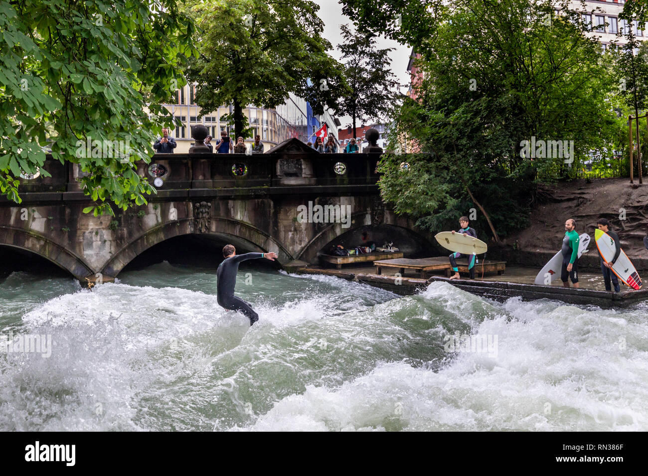 River surfer sur l'Eisbachwelle, Munich, Germany, Europe Banque D'Images