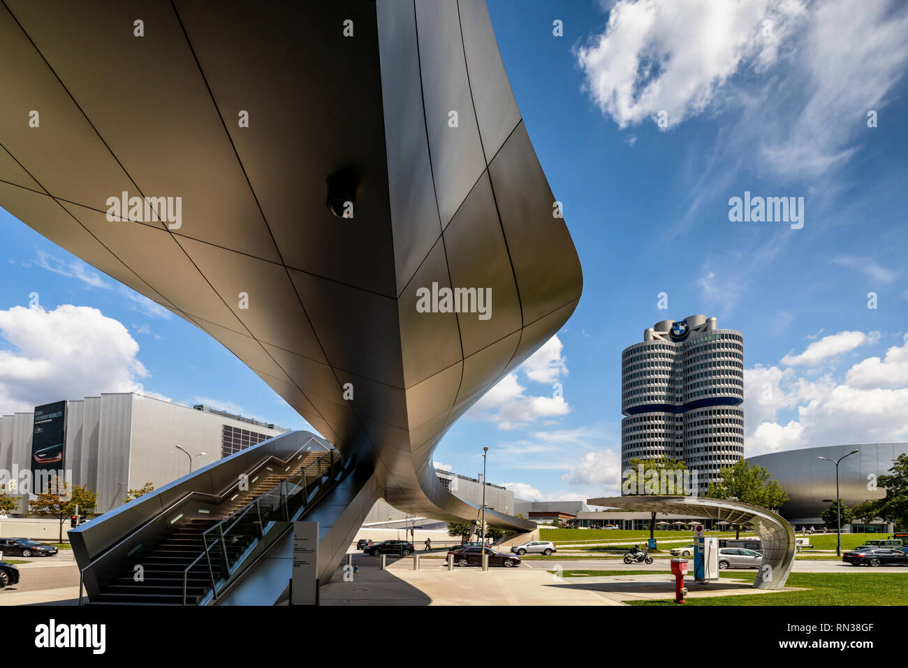 BMW Welt building & BMW siège, Munich. BMW Welt est une grande exposition où les voitures du groupe BMW (BMW, Mini et Rolls-royce) sont exposées. Banque D'Images