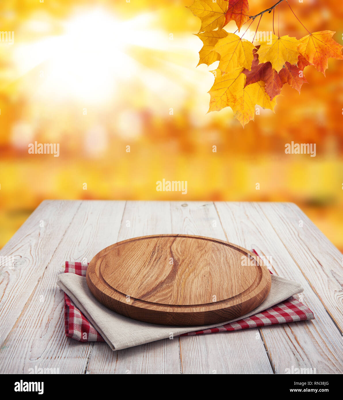 Paysage d'automne et planche à pizza avec nappes blanches sur les tables en bois. Vue supérieure de la maquette Banque D'Images