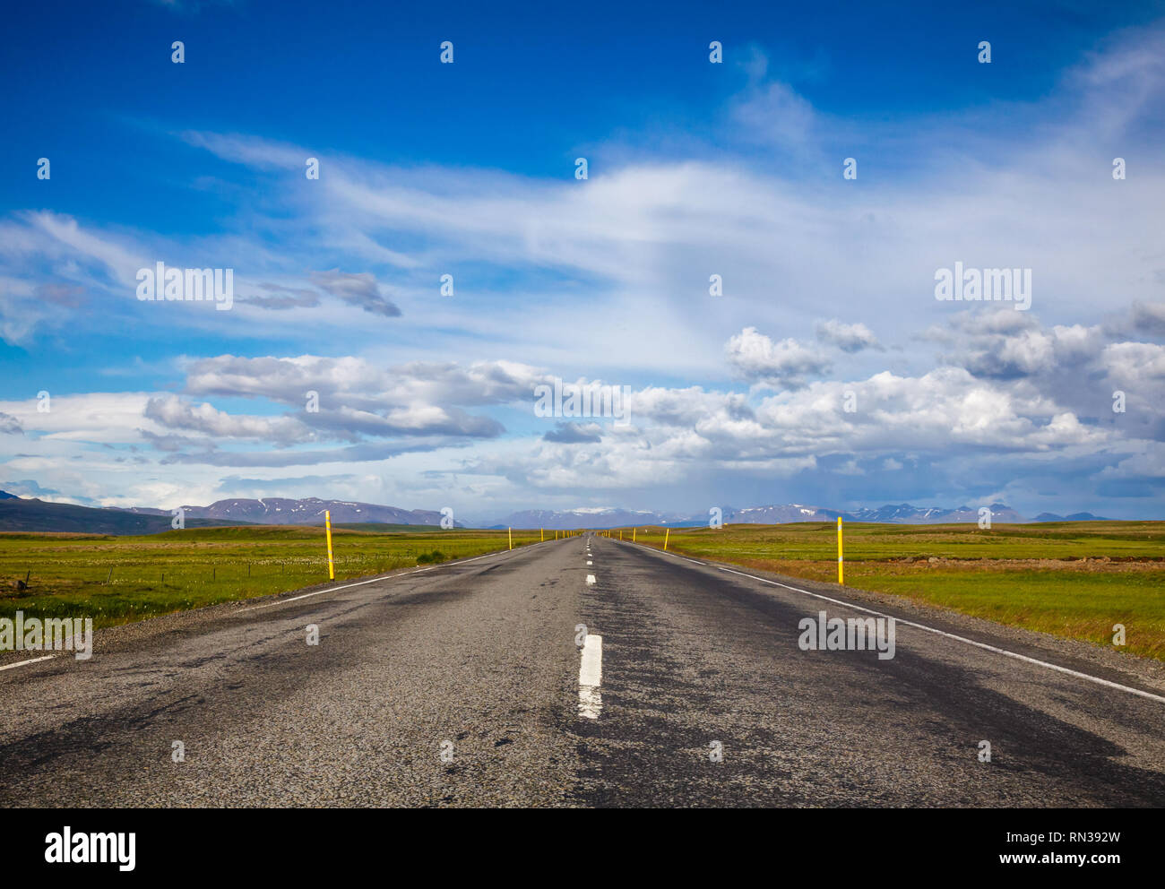 Thingvallavegur (route 36) route à travers le parc national de Thingvellir, une partie de la Route Touristique du Cercle d'or dans le sud-ouest de l'Islande, Scandinavie Banque D'Images