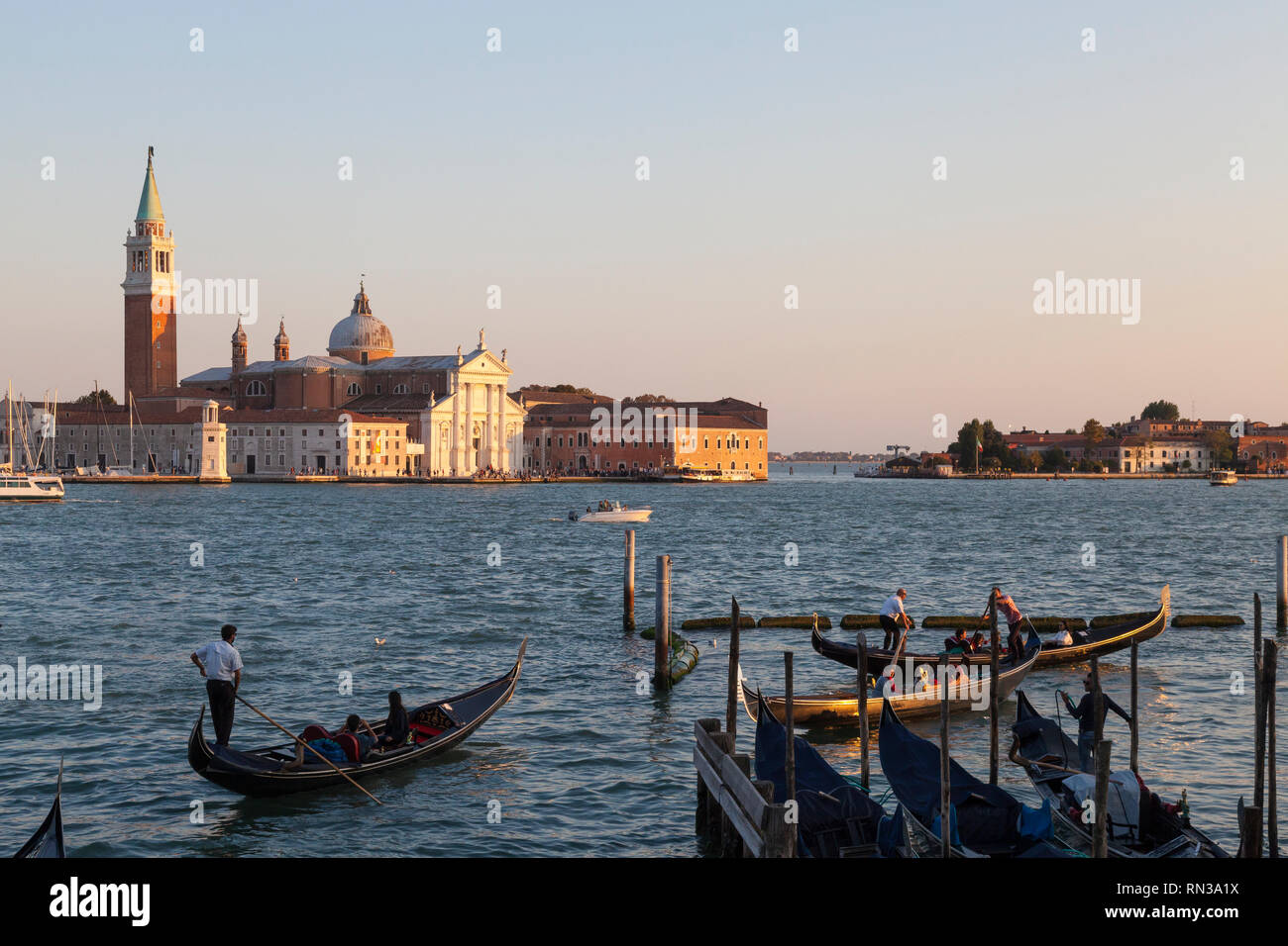 Gondoles sur le lagon dans Basino San Marco au coucher du soleil, Venise, Vénétie, Italie avec l'île de San Giorgio Maggiore derrière à l'heure d'or Banque D'Images
