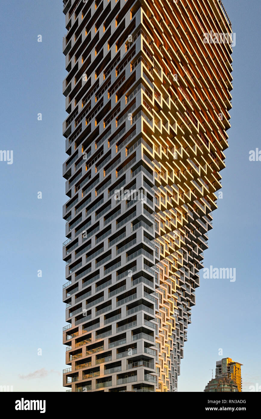 High Rise condo tower avec une torsion, Vancouver House par Bjarke Ingels Group Architects, est presque terminée, Vancouver, Colombie-Britannique, Canada. Banque D'Images
