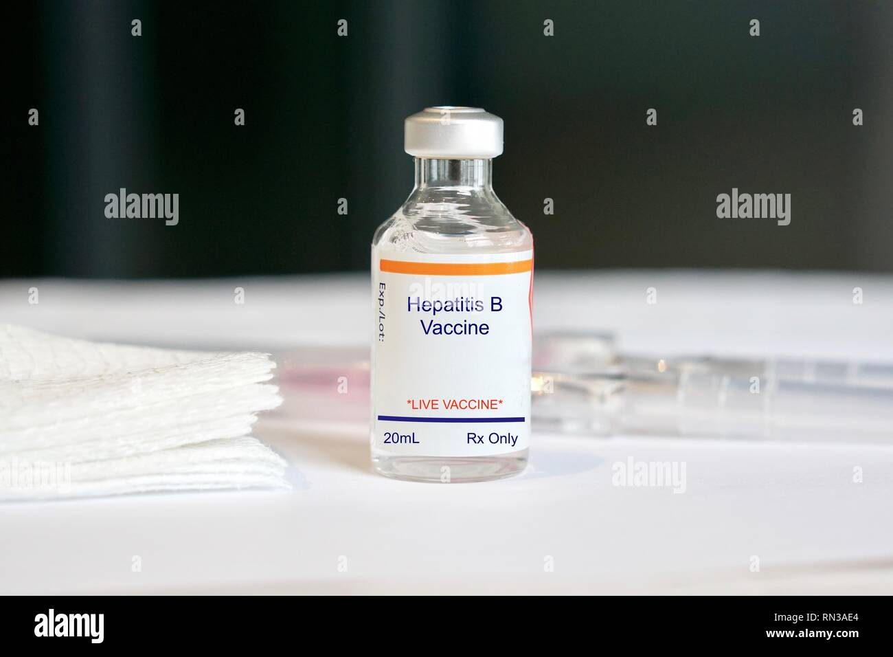 Le vaccin contre l'hépatite B dans une fiole de verre dans un cadre médical Banque D'Images