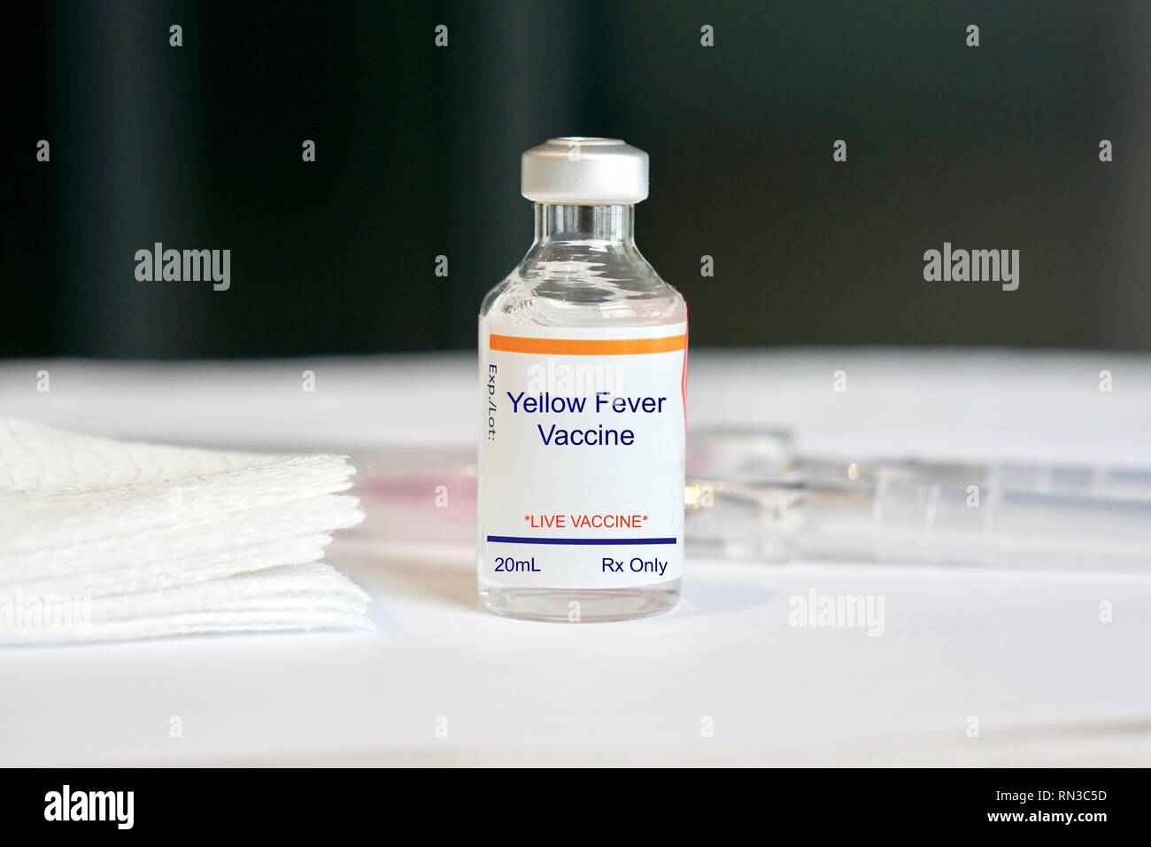 Vaccin contre la fièvre jaune dans une fiole de verre dans un cadre médical Banque D'Images