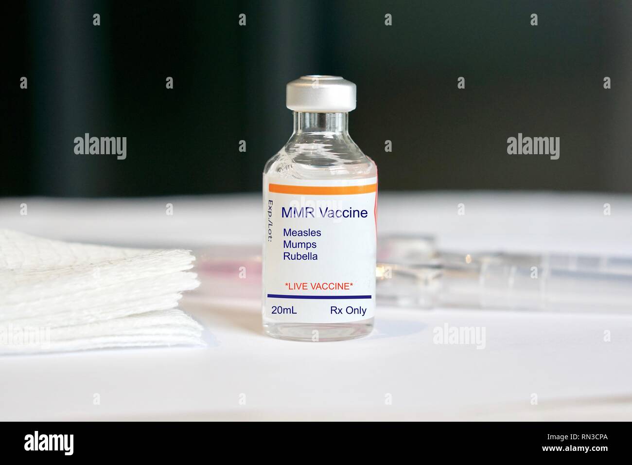 Le vaccin ROR contre la rougeole, les oreillons et la rubéole dans un flacon de verre dans un cadre médical Banque D'Images