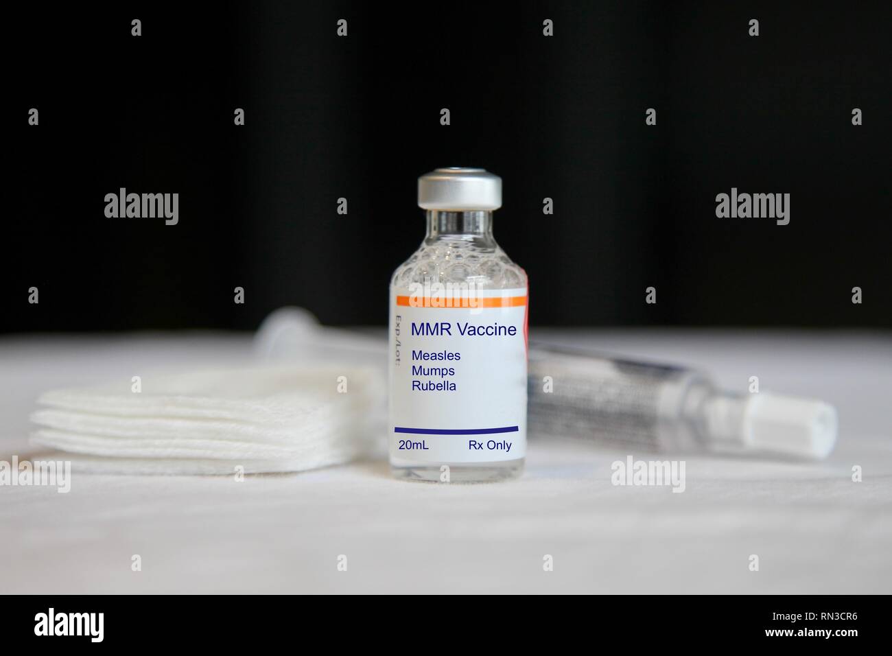 Le vaccin ROR contre la rougeole, les oreillons et la rubéole dans un flacon de verre dans un cadre médical Banque D'Images