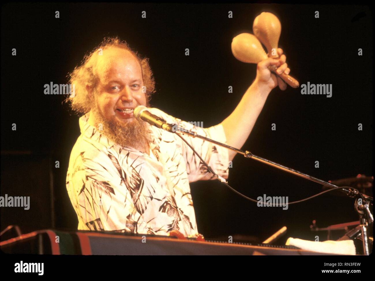 Chanteur, auteur-compositeur et claviériste Ed Volker, alias Zeke, des radiateurs est montré sur scène pendant un concert en direct de l'apparence. Banque D'Images