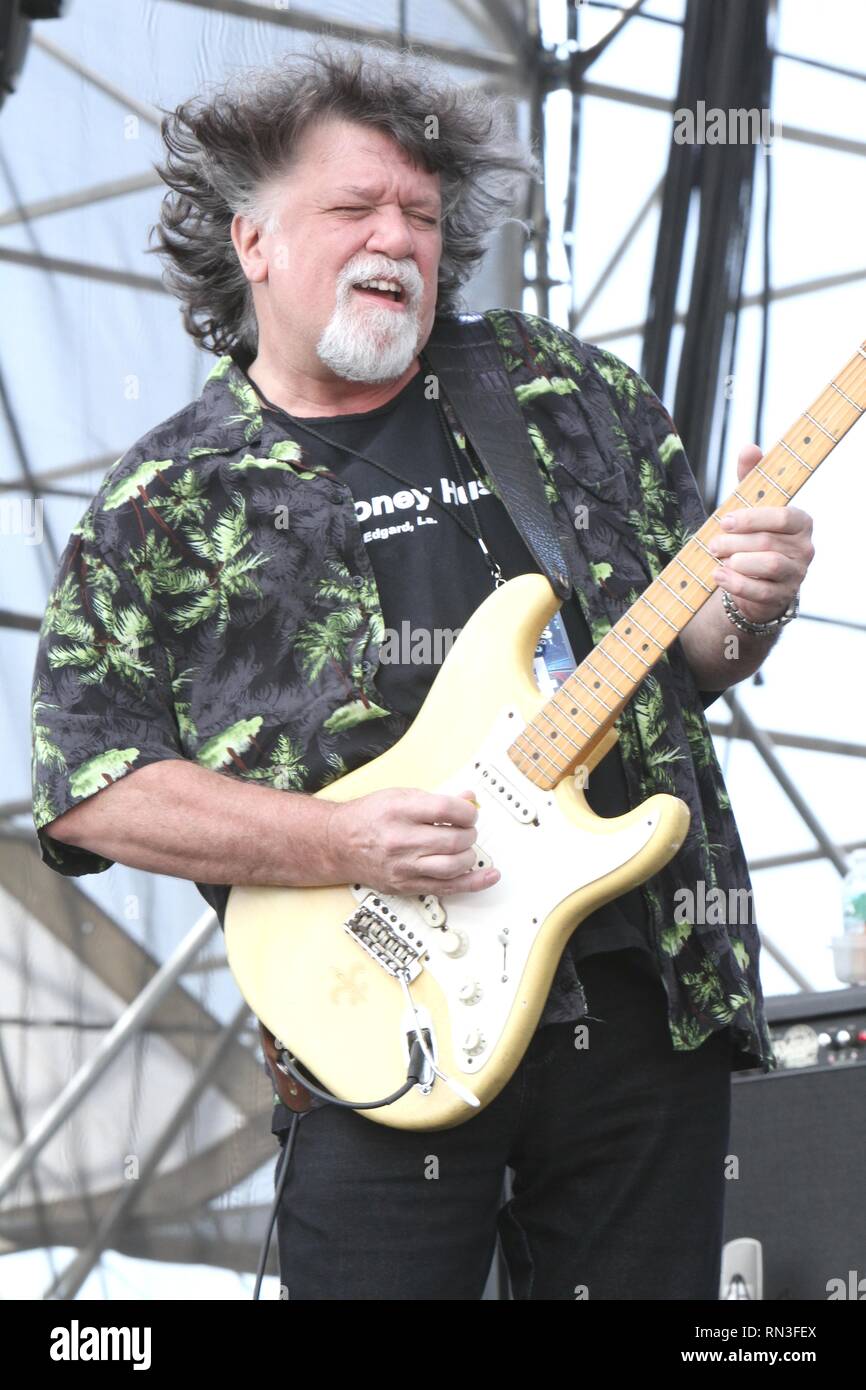 Chanteur, auteur-compositeur et guitariste Dave Malone des radiateurs est montré sur scène pendant un concert en direct de l'apparence. Banque D'Images