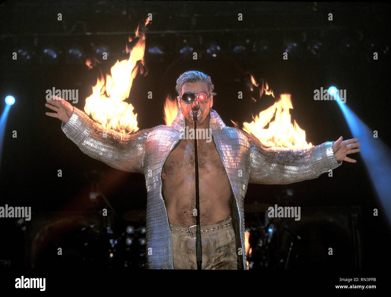 Jusqu'à Lindemann chanteur allemand de la Neue Deutsche Härte Rammstein bande apparaît sur scène pendant un concert en direct de l'apparence. Banque D'Images