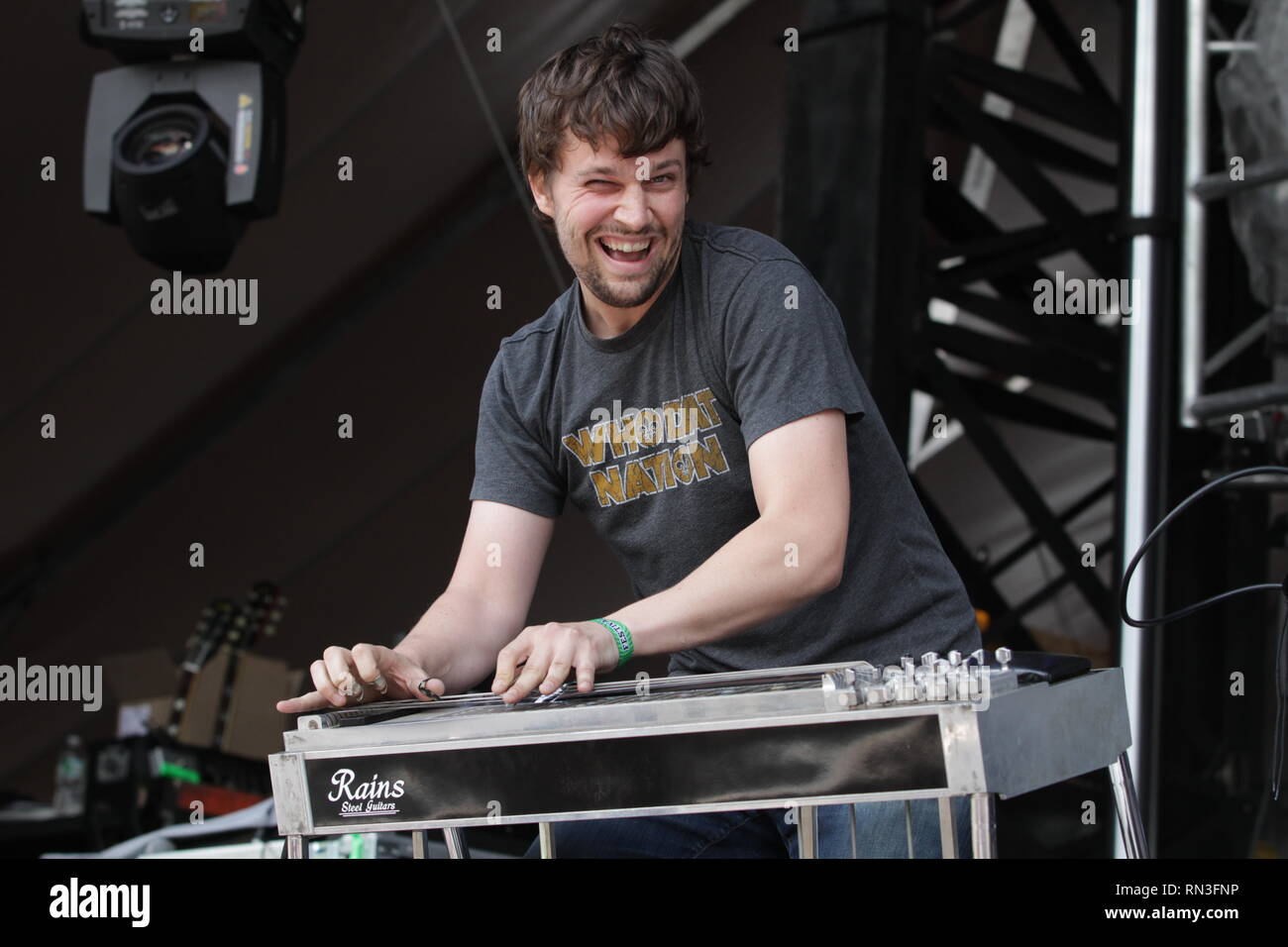 Pedal Steel le guitariste Ed Williams est montré sur scène pendant un concert live 'apparence avec les Rivivalists. Banque D'Images