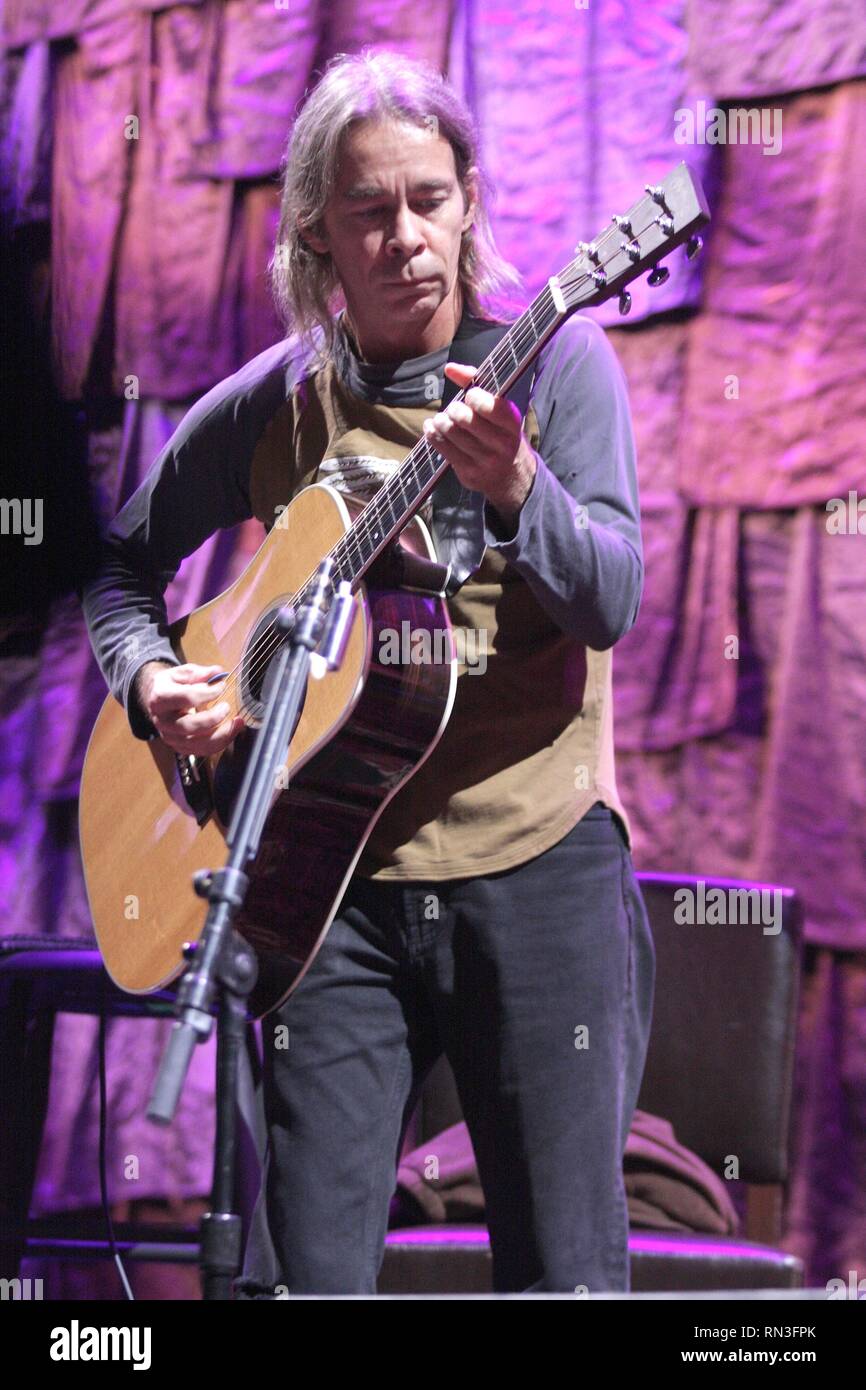 Guitariste Tim Reynolds est montré sur scène lors d'un concert l'apparence avec Dave Matthews à l'aide agricole 2008. Banque D'Images