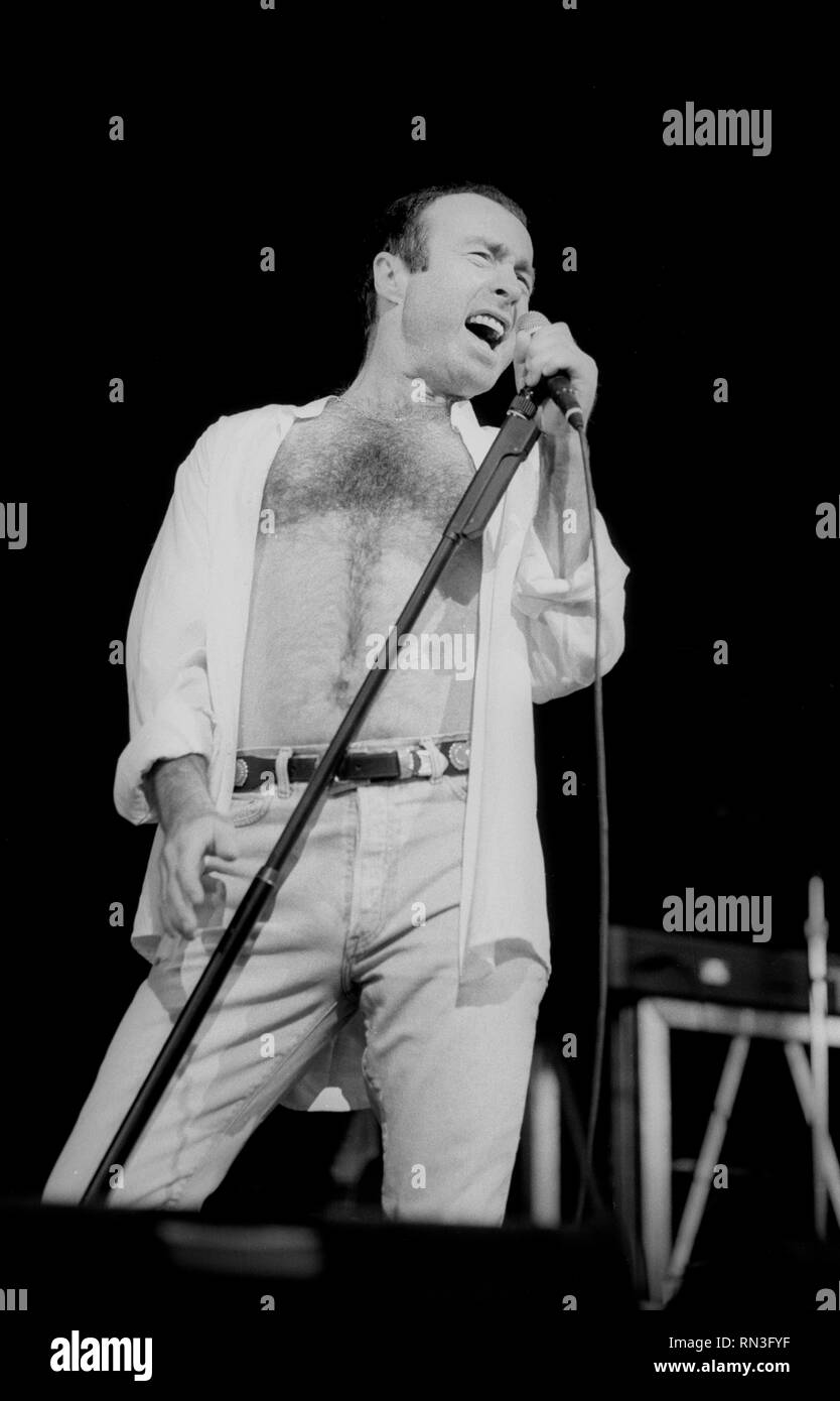 Chanteur et auteur-compositeur de rock Paul Rodgers, plus connu pour être un membre de Free et Bad Company, est montré sur scène pendant un concert en direct de l'apparence. Banque D'Images