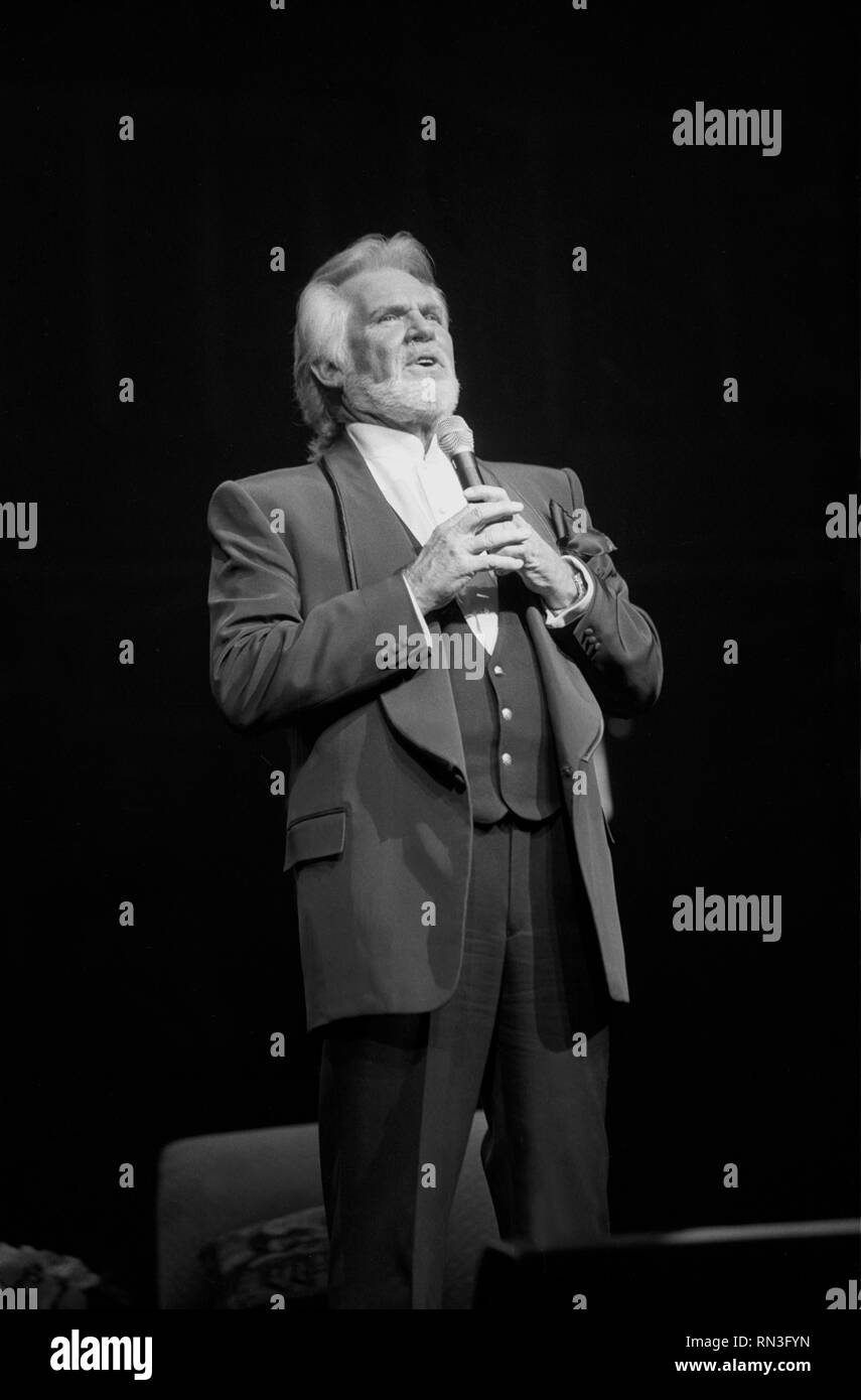 Chanteur Kenny Rogers est montré sur scène pendant un concert en direct de l'apparence. Banque D'Images