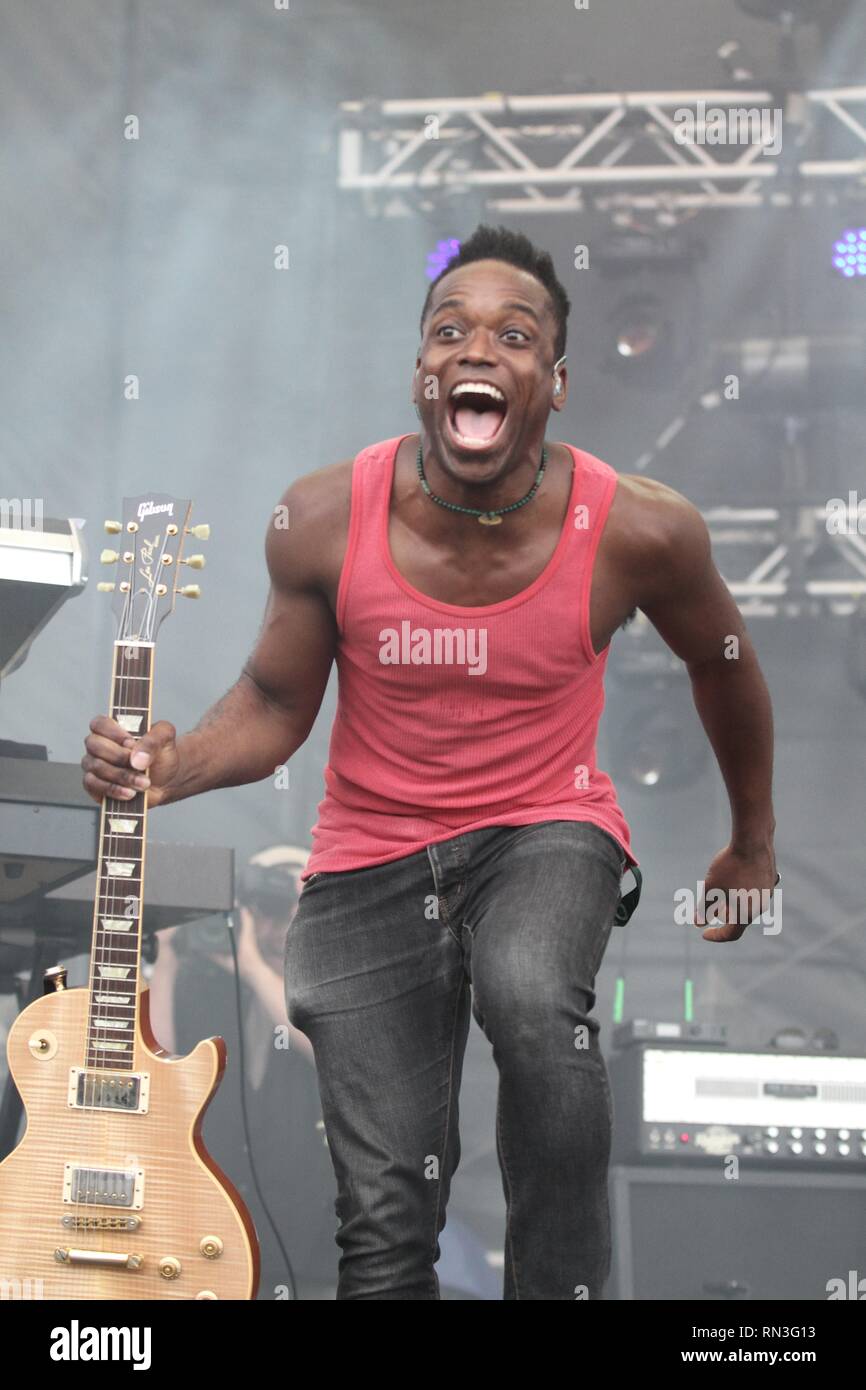 Le guitariste le capitaine Kirk Douglas est montré sur scène pendant un concert 'live' apparence avec les racines. Banque D'Images