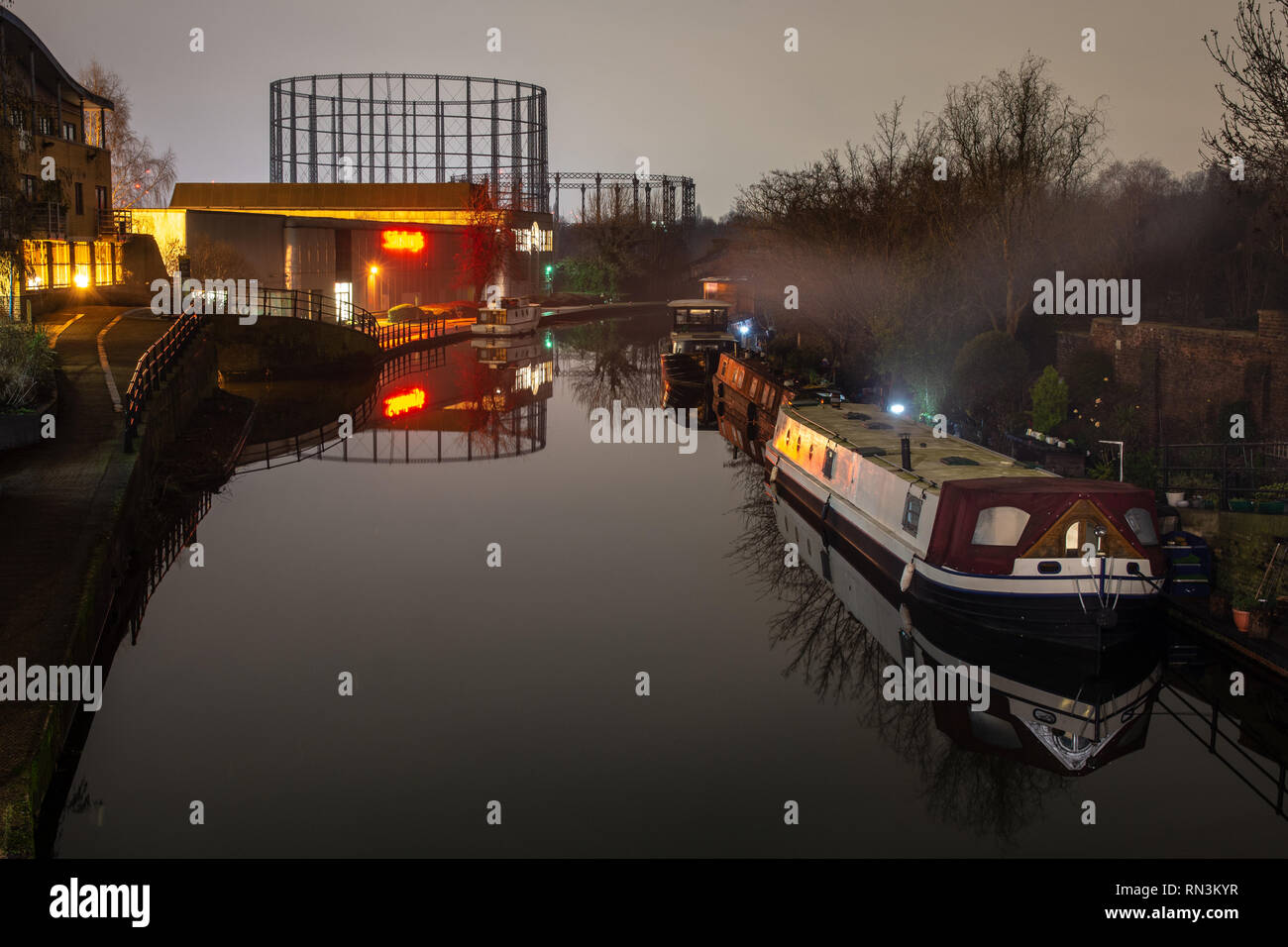 Londres, Angleterre, Royaume-Uni - 24 janvier 2019 : la fumée s'élève de bateaux amarrés sur le Grand Union Canal au nord de Kensington, avec le gasomet Kensal Green Banque D'Images