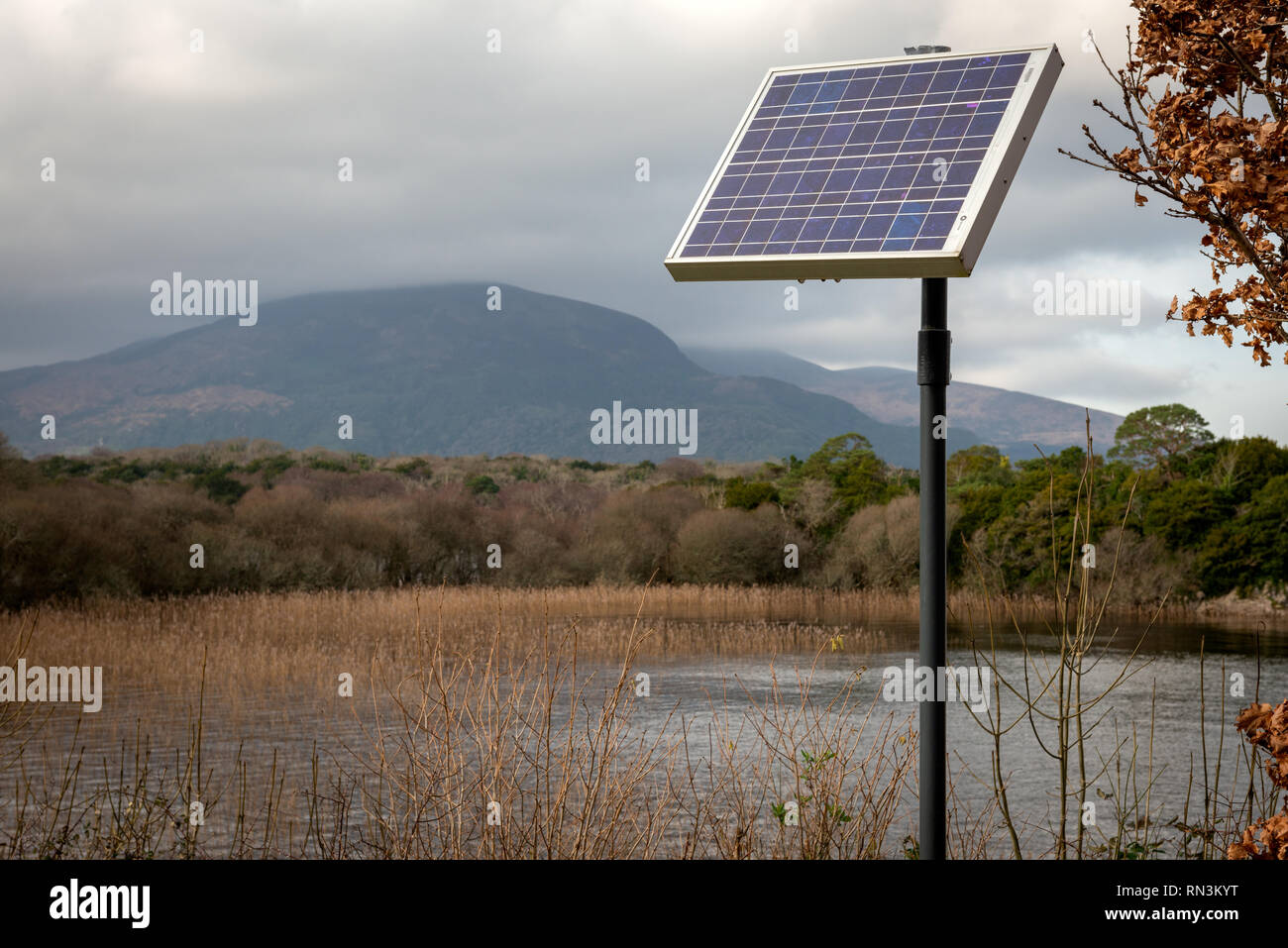 Mini panneau solaire photovoltaïque électrique à Castlelough Bay, parc national de Killarney, comté de Kerry, Irlande. Source d'énergie alternative dans la nature. Banque D'Images