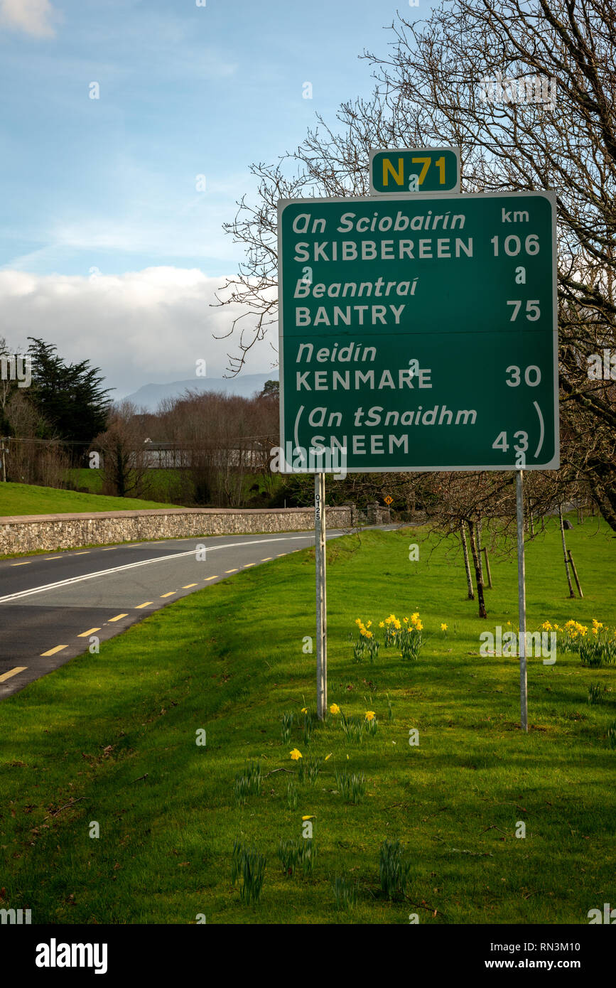 N71 destination et distance signalisation routière sur Muckross Road vers Skibbereen, Bantry, Kenmare et Sneem à l'extérieur de Killarney, comté de Kerry, Irlande Banque D'Images