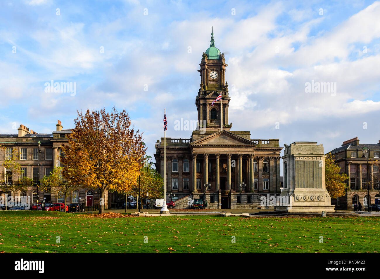 Birkenhead, England, UK - 4 novembre, 2015 : arbres afficher couleurs d'automne à l'extérieur de la ville de Birkenhead située sur la ville de style géorgien de Hamilton Square Banque D'Images