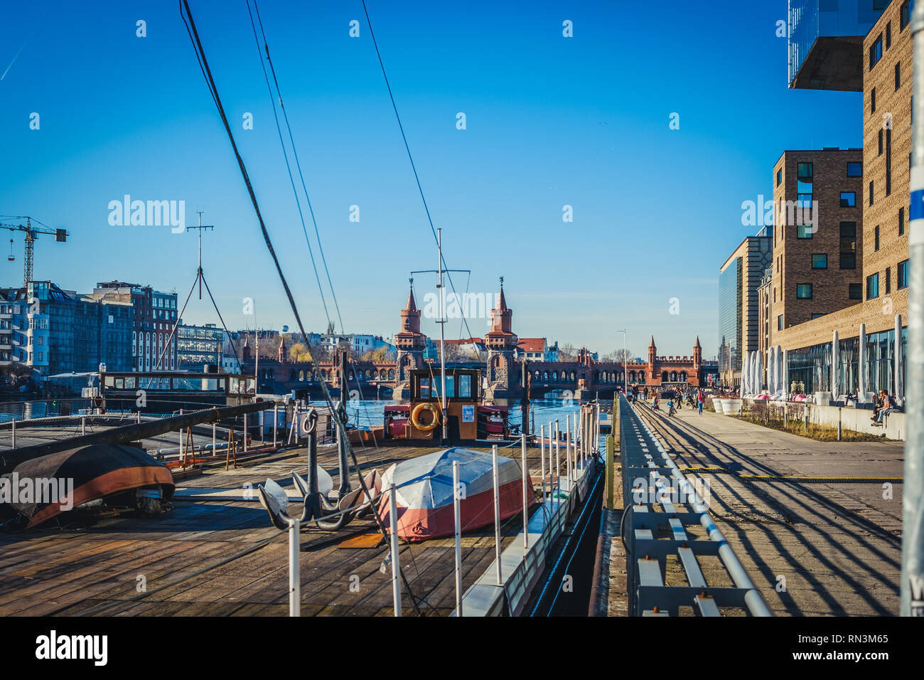 Un été à Berlin cityscape at spree avec oberbaaum , pont de bateau et les personnes à bord de l'eau - Banque D'Images