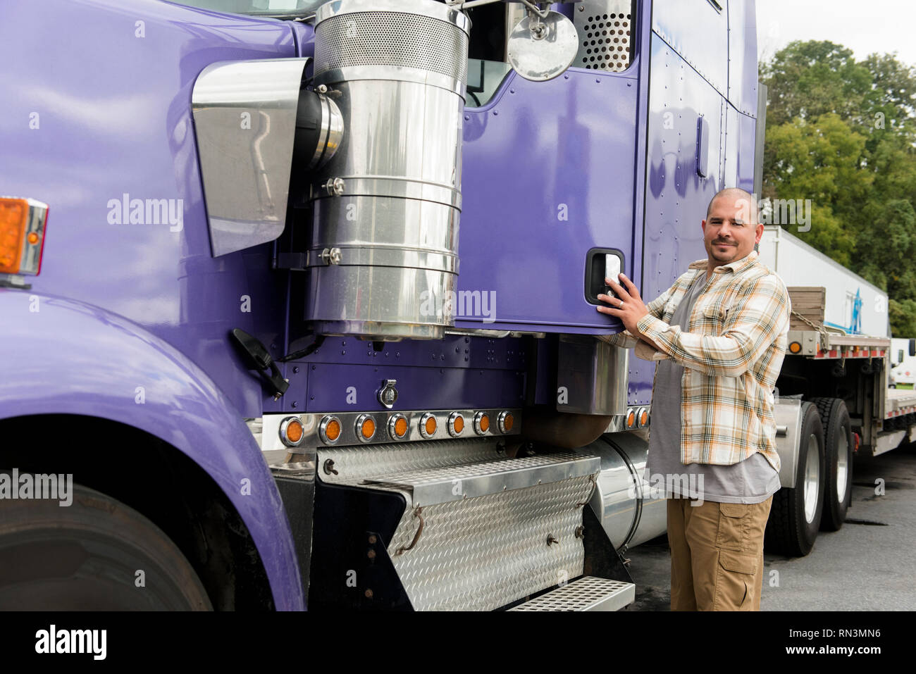 Un chauffeur de camion et semi-truck violet Banque D'Images