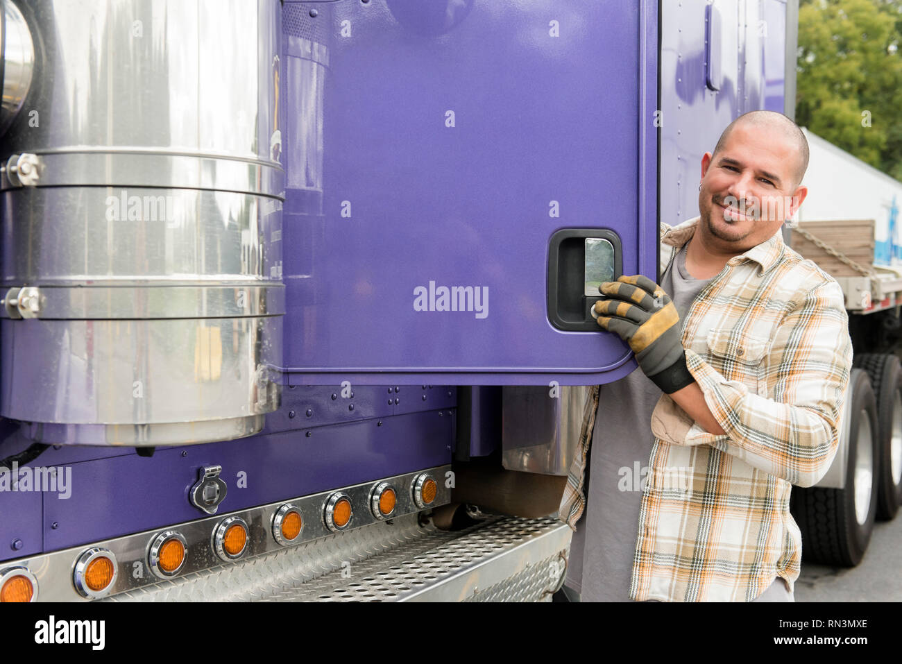 Un chauffeur de camion et semi-truck violet Banque D'Images