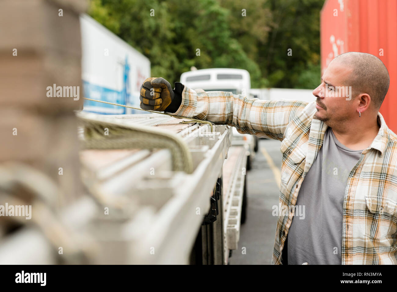 Chauffeur de camion à son plancher bois fixation semi-truck Banque D'Images