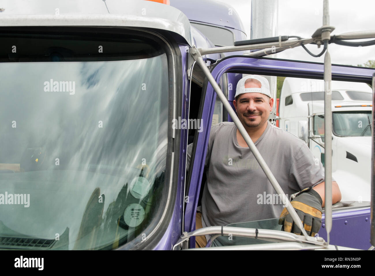 Un chauffeur de camion et semi-truck Banque D'Images