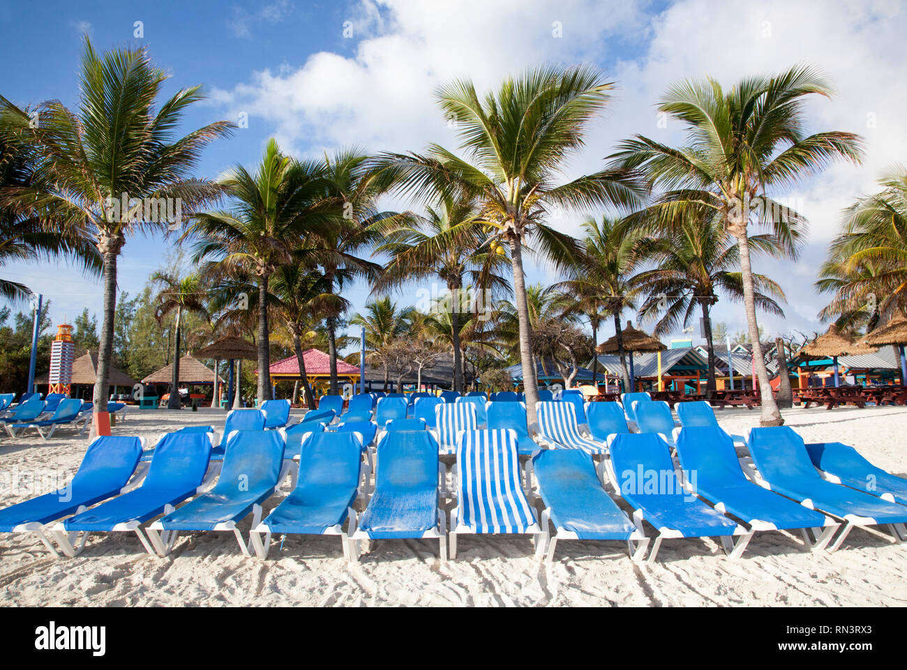 Tôt le matin voir des chaises de plage vide sur l'île inhabitée peu Stirrup Cay (Bahamas). Banque D'Images