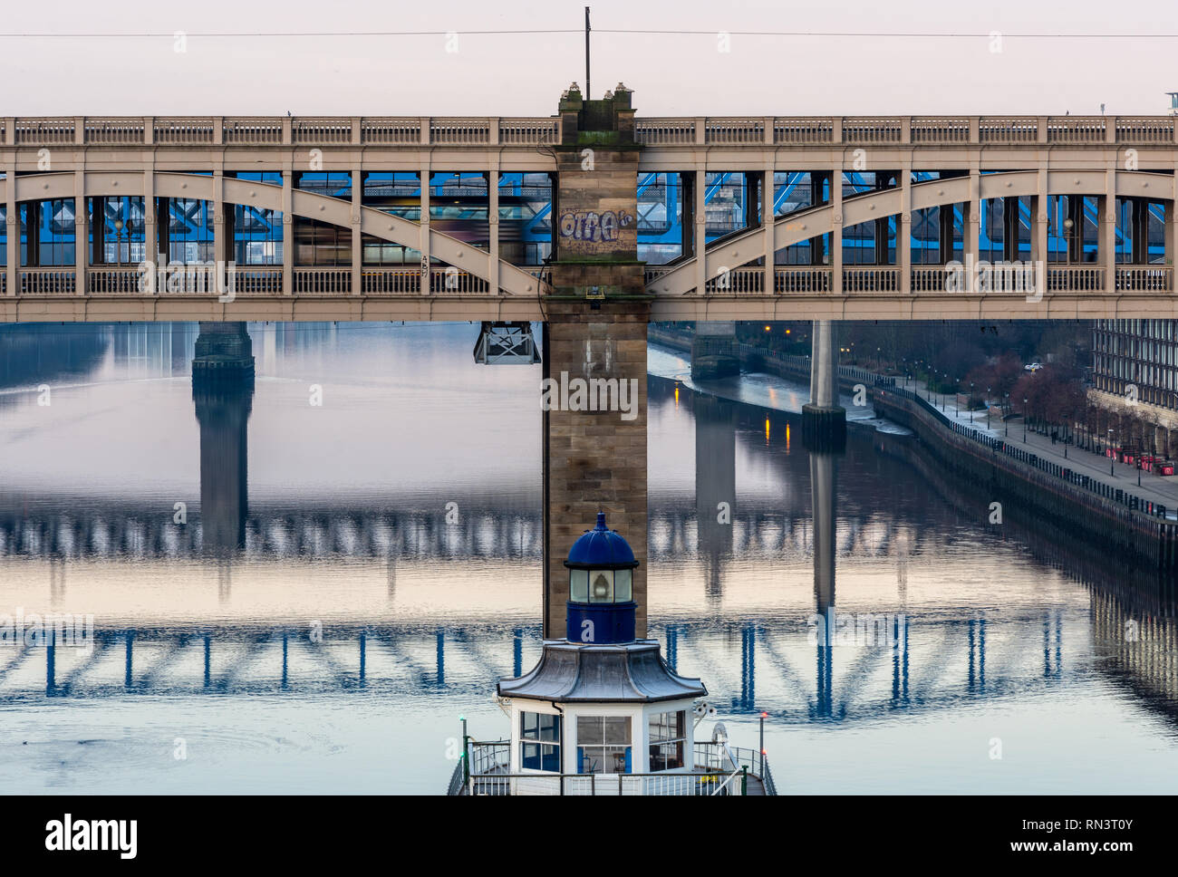 Newcastle, Angleterre, Royaume-Uni - 5 Février 2019 : un bus traverse le pont de haut niveau sur la rivière Tyne entre Newcastle et Gateshead. Banque D'Images