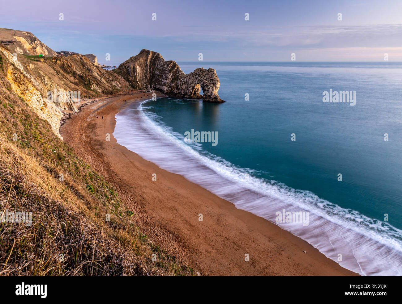 Dorset, Angleterre, Royaume Uni - 27 décembre 2018 : les gens marchent le long de la plage et de la falaise au chemin Durdle Door sur la côte jurassique du Dorset. Banque D'Images