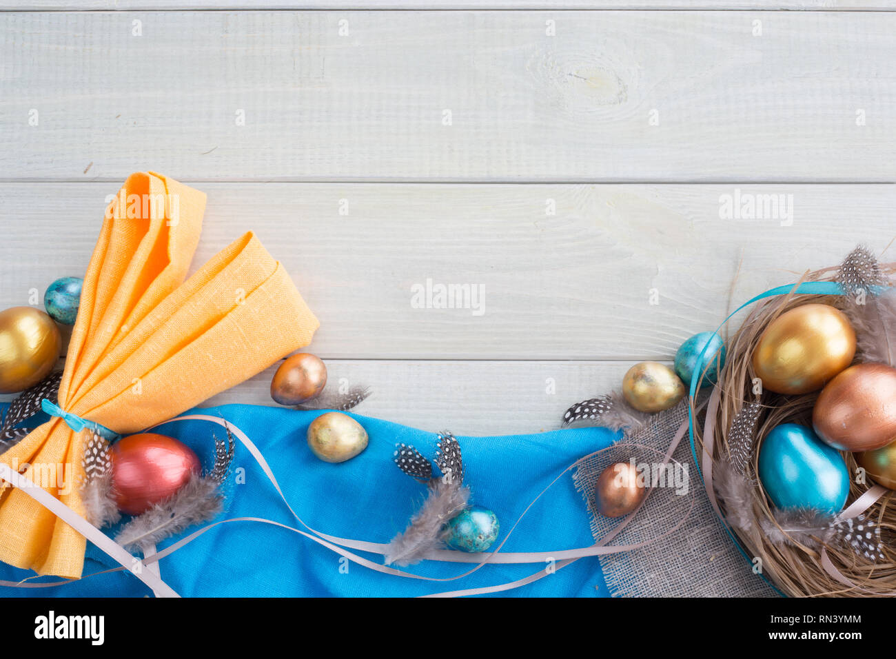 Joyeuses Pâques border frame avec copie espace pour texte haut de la page Avis télévision jeter des oeufs de pâques plumes nid fith rubans arcs et tissu plié à oreilles de lapin Banque D'Images