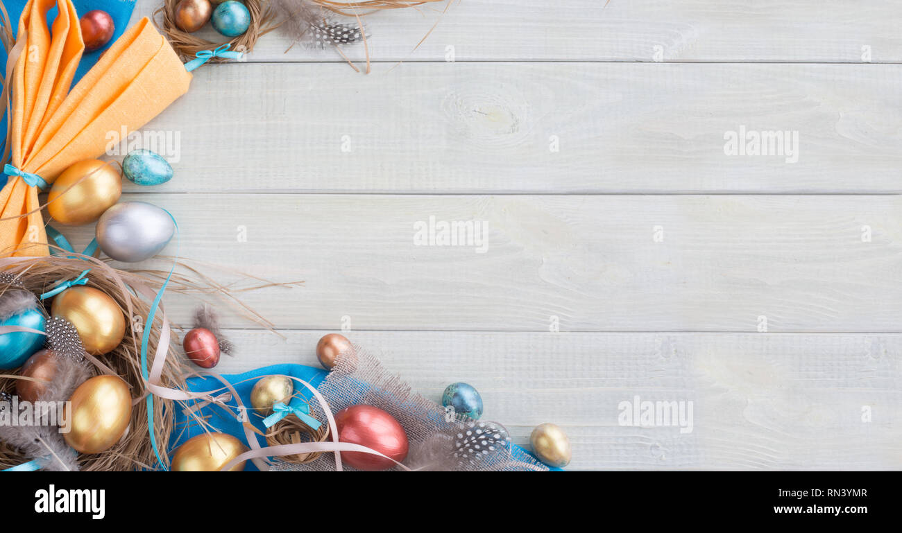 Joyeuses Pâques border frame avec copie espace pour texte haut de la page Avis télévision jeter des oeufs de pâques plumes nid fith rubans arcs et tissu plié à oreilles de lapin Banque D'Images