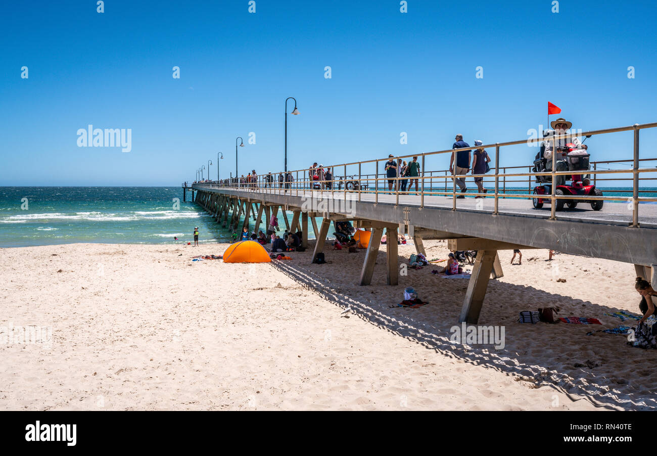31 décembre 2018 , l'Australie du Sud Adélaïde Glenelg : embarcadère de Glenelg et vue sur la plage avec des gens aux beaux jours d'été avec ciel bleu clair à Glenelg SA Banque D'Images