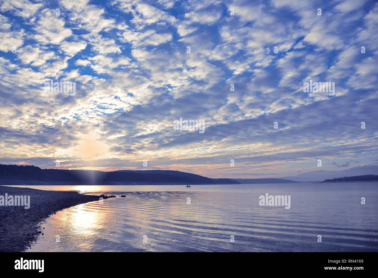 Très beau coucher de soleil, ciel,.lac.Soleil ou de coucher de soleil paysage, panorama de la belle nature. Ciel avec nuages colorés étonnants. .L'eau Creative Banque D'Images