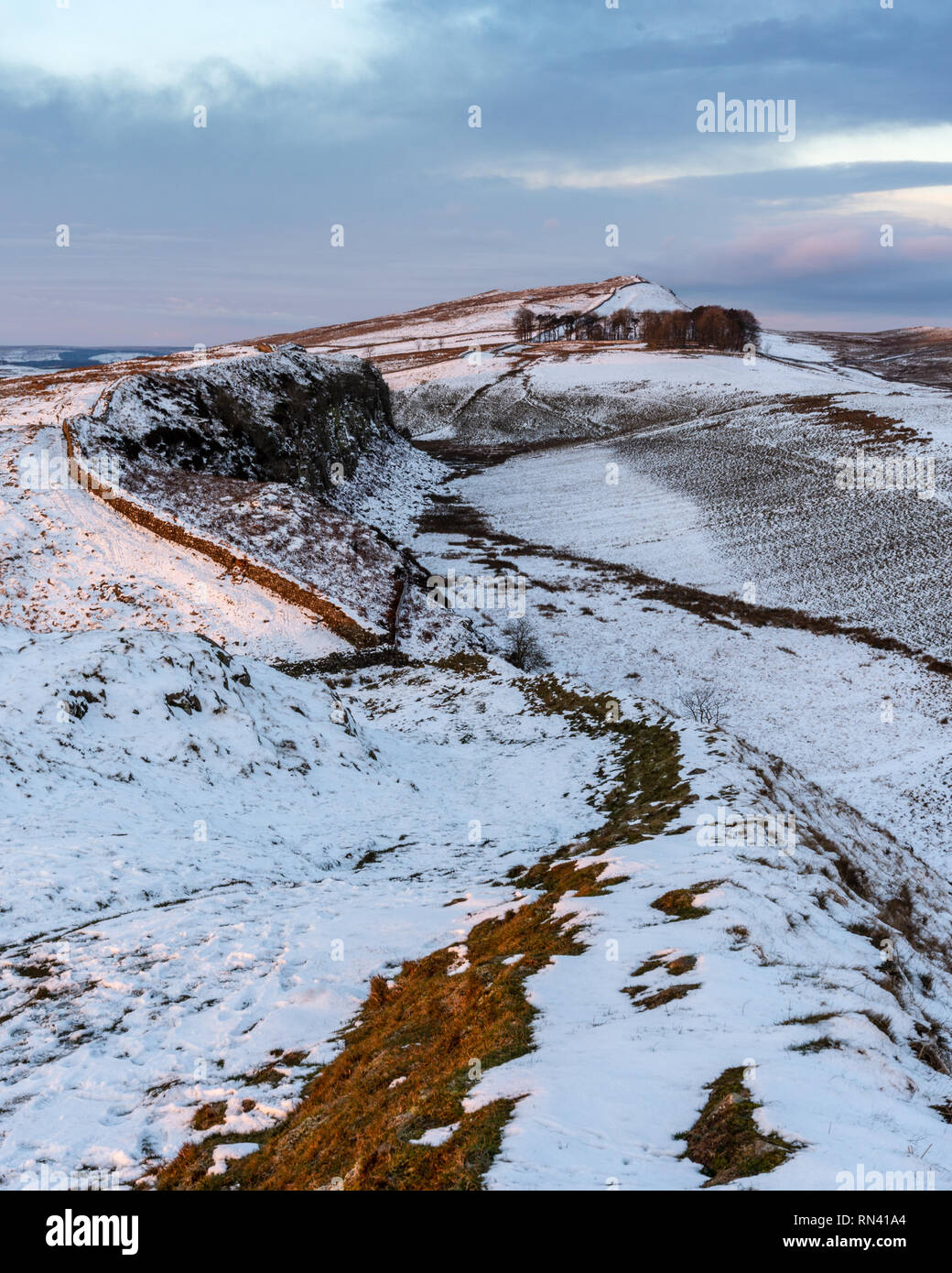 Neige de l'hiver se trouve sur le mur d'Hadrien le chemin tel qu'il traverse le Peel Crags et mou vert à la fois brassée dans le Northumberland. Banque D'Images