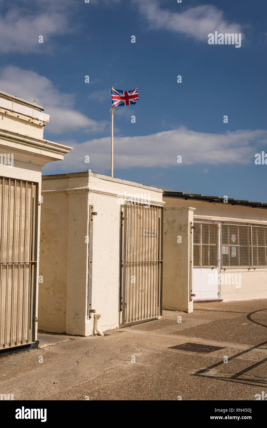 Union Jack La levée dans le vent, Jetée de Worthing , Worthing, West Sussex, England, UK Banque D'Images