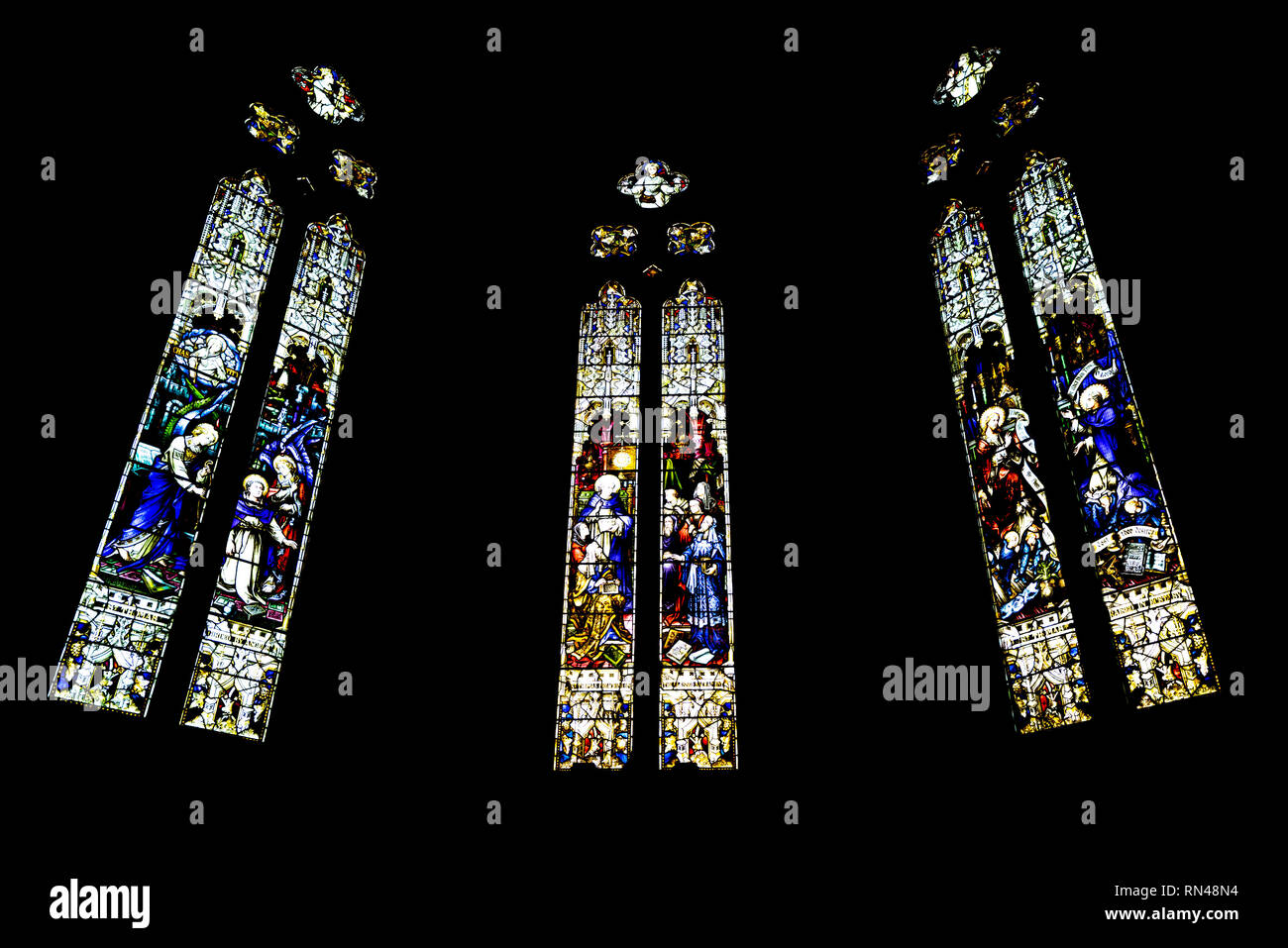 Triptyque de vitraux de la Cathédrale St Patrick sur fond noir à Melbourne Australie Victoria Banque D'Images